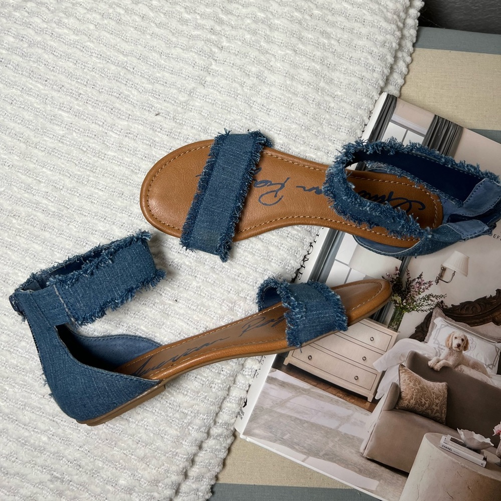 Flat Sandals with Ankle Strap